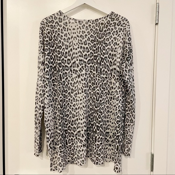 H&M Leopard Print Drop Shoulder Lightweight Knit Sweater Size Medium - Picture 2 of 9